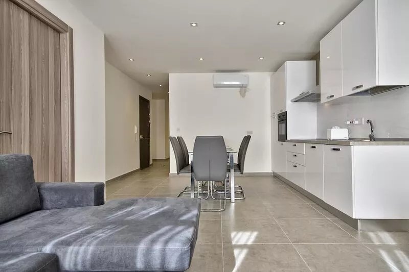 Amazing Airy Apartment Surrounded by All Amenities