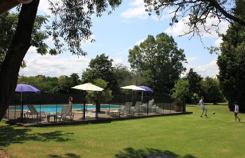 En Rouger, Le Tournesol gîte (3or4 bedrooms, air conditioned, heated pool,sauna)