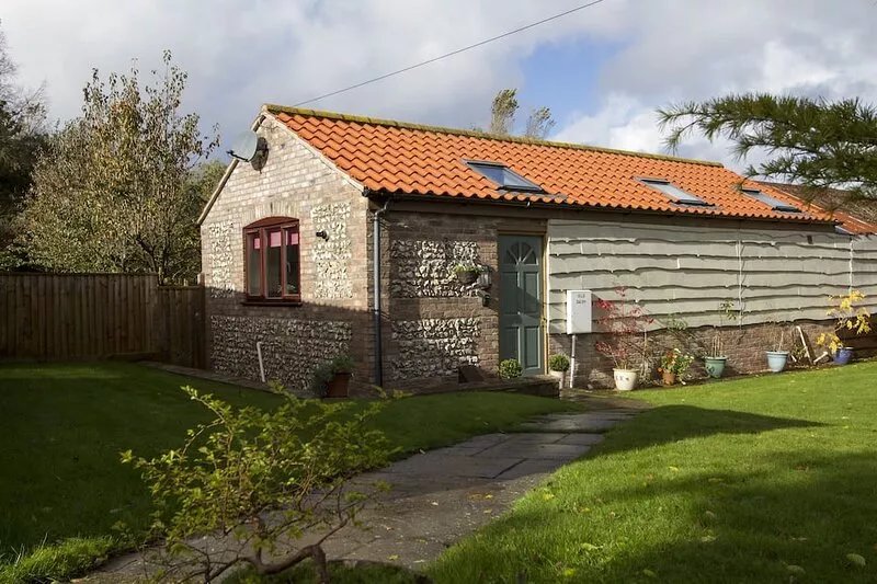 HAMLET, 1LEVEL,  PRIVATE ENCLOSED GARDEN., MAX 2 MEDIUM SIZE DOGS £20 PER DOG.