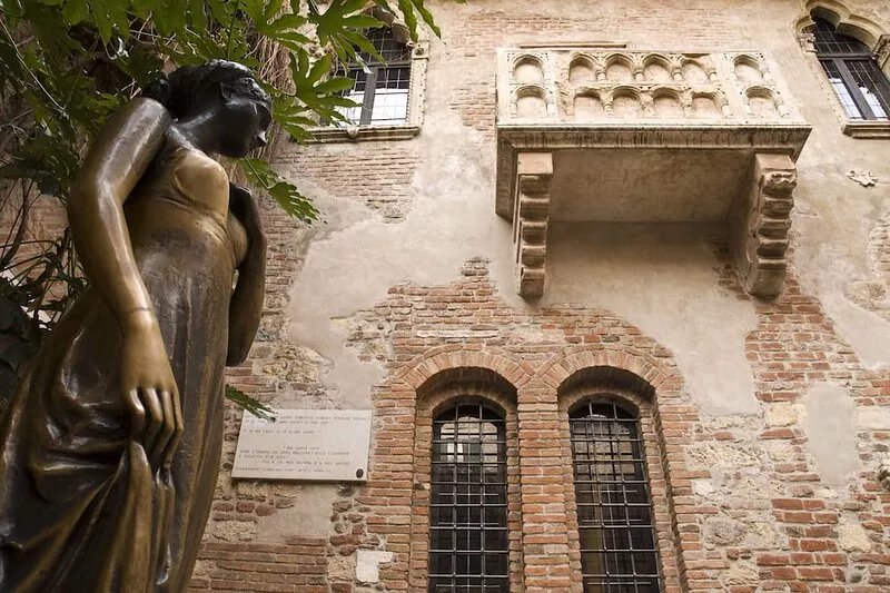 Large, elegant and comfortable in the center, 20 min. from Lake Garda, 1 hour