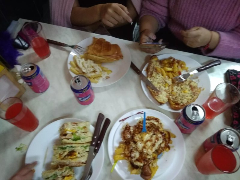 Platanito's Pizzeria-Burger-Cafe