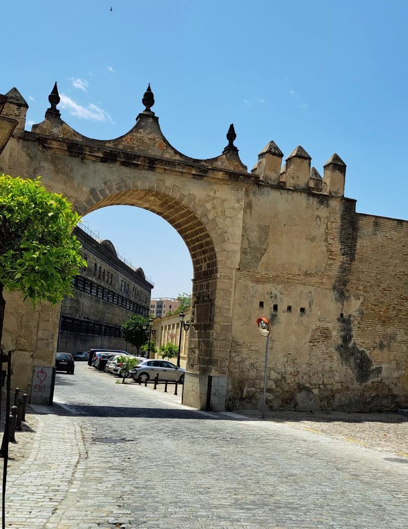 Arco De La Muralla Del Arroyo