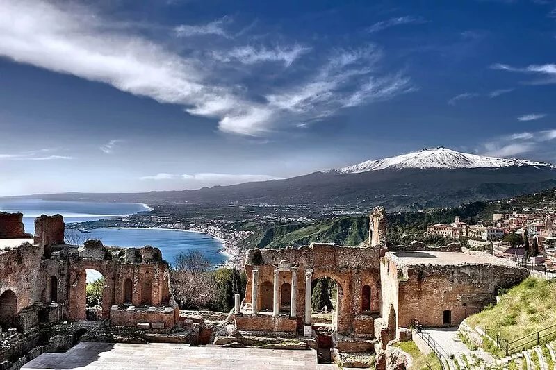 Naturalistic and quiet area, near the sea and in the Taormina hinterland