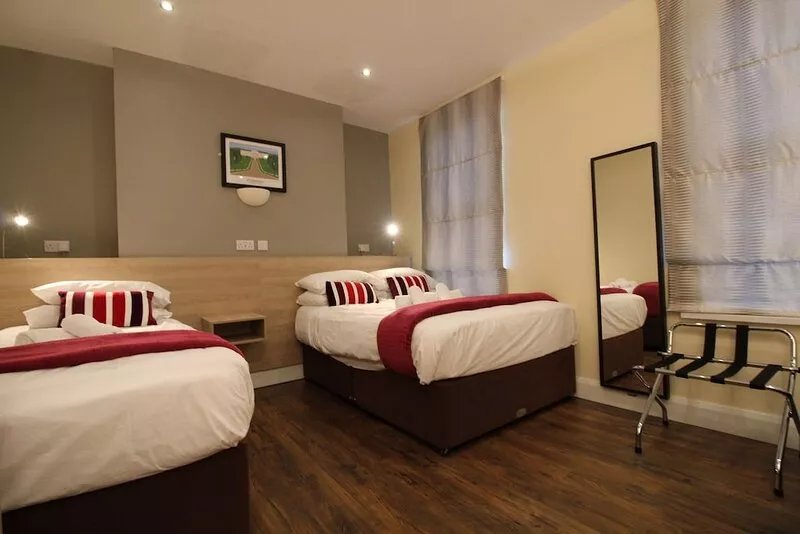 Large Newly Renovated Town House, Sleep 13, Professionally installed WIFI