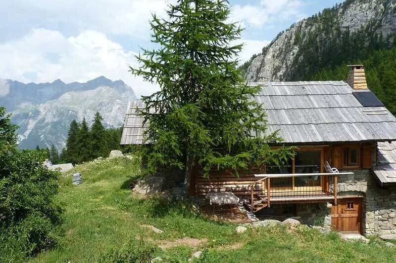 Very beautiful, new alpine chalet, located in the exceptional valley of
