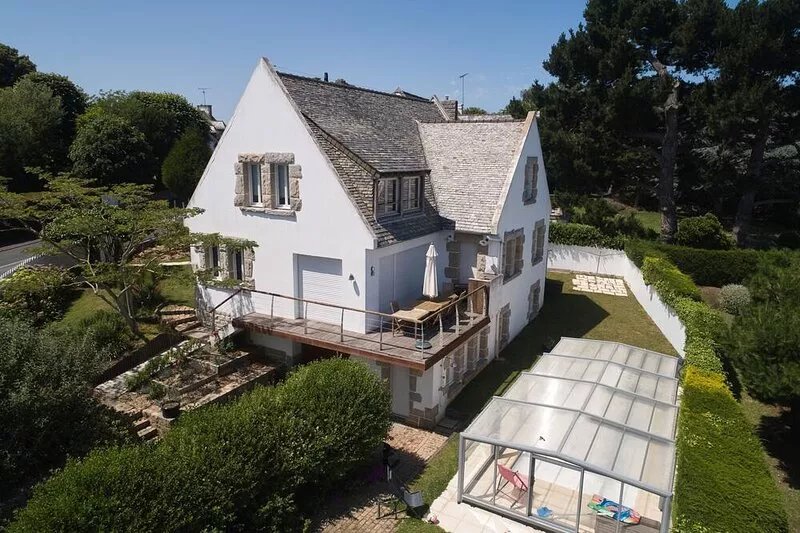 Large luxury house 100 m from Comtesse beach.