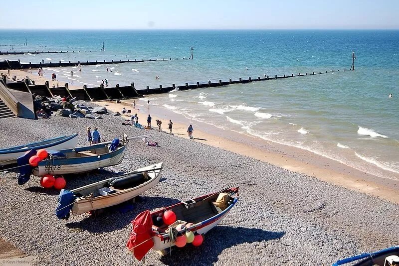 In a quiet street this pretty bungalow is located close to the beach & the town