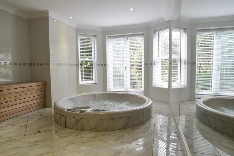 Garden Apartment with Hot Tub and Sauna