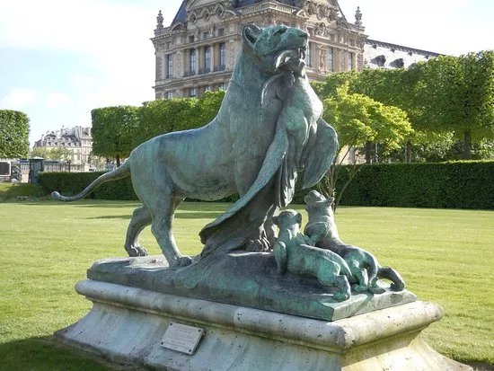 La statue "Tigresse apportant un paon a ses petits"