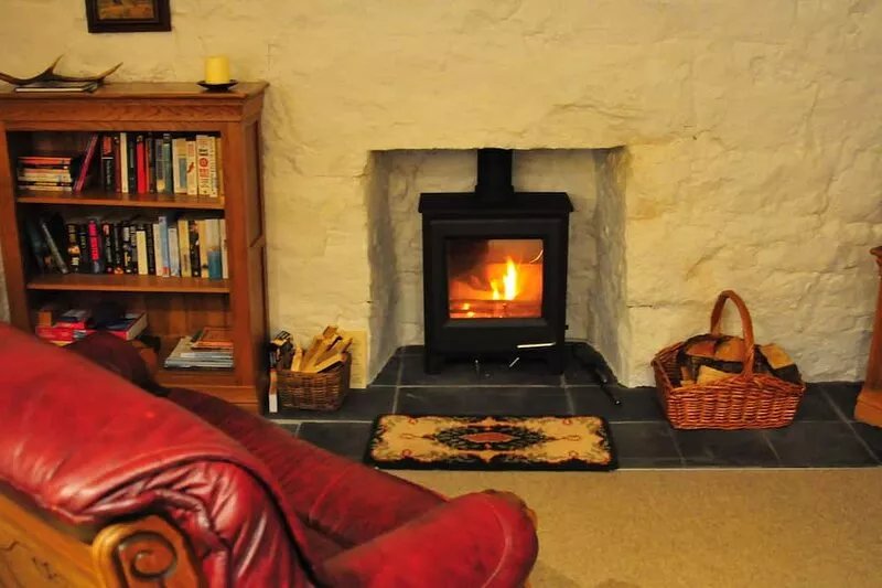 Cosy, traditiional stone cottage in Glen Nevis with wood burning stove.