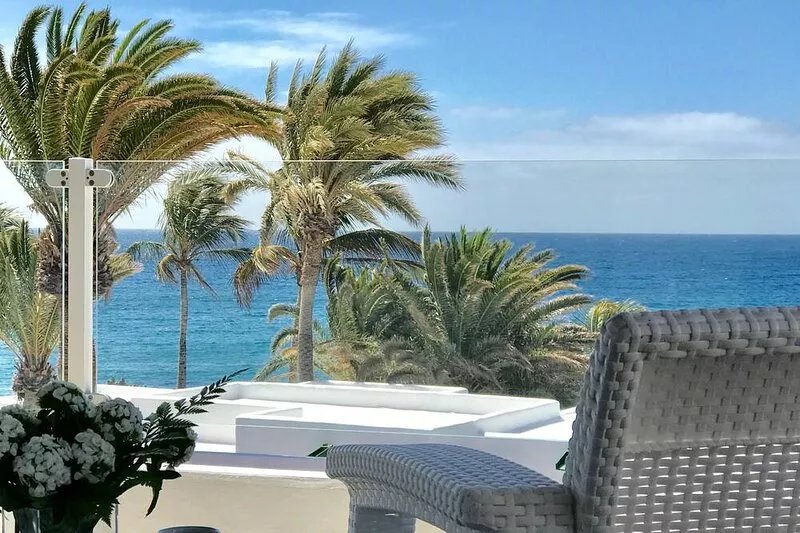 Beautiful apartment facing the sea with Wifi and AC
