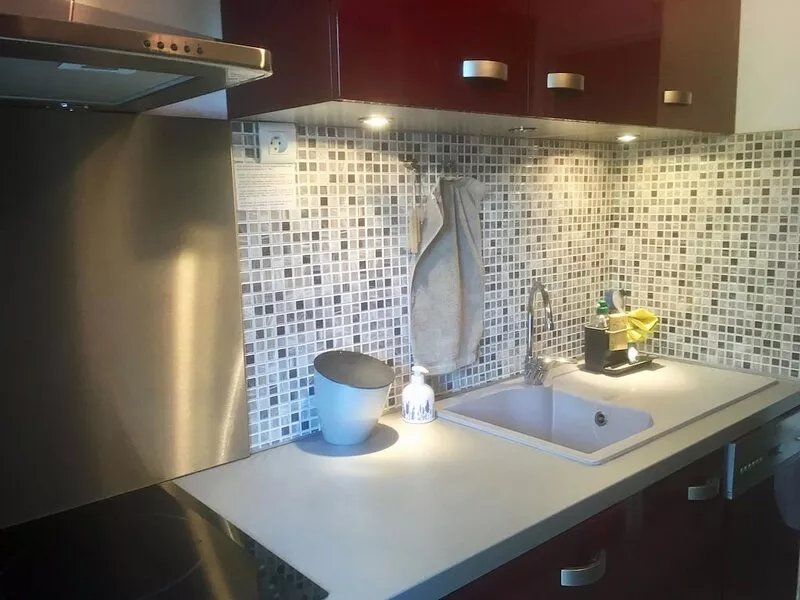 15 mn on tramway to town center, apartment set in a large olive grove
