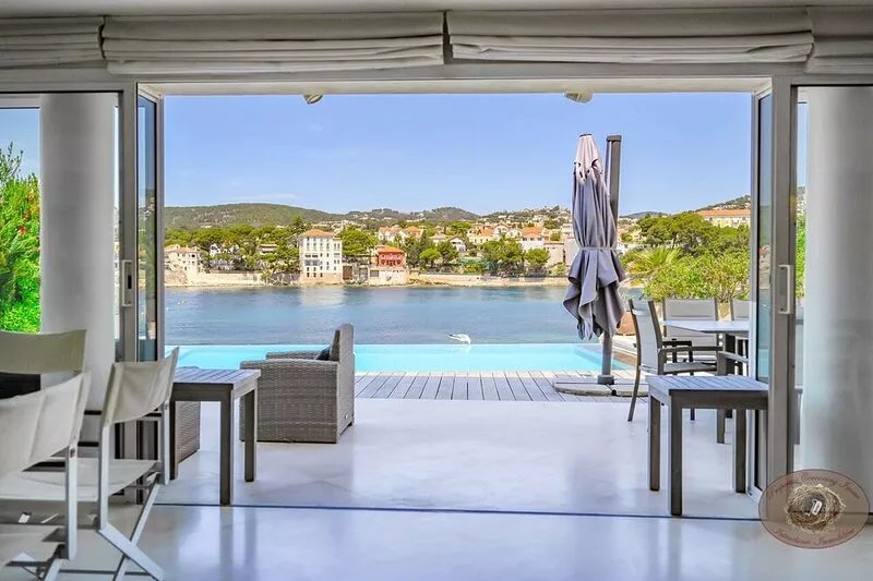 EXCEPTIONAL Luxury villa, feet in the water on the beach of Renecros