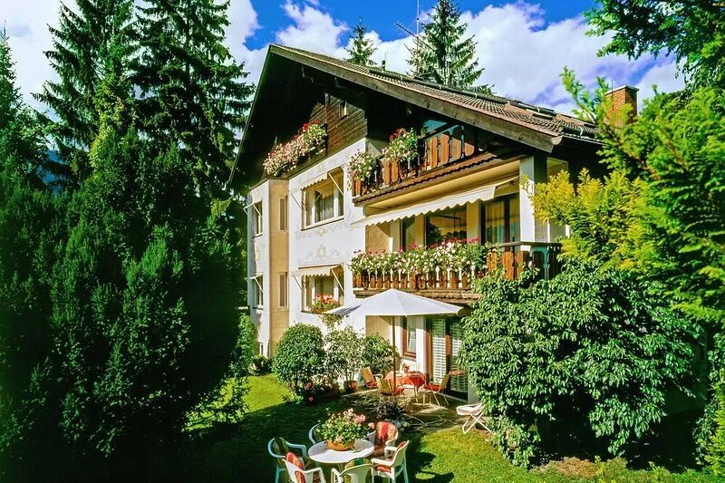Spacious vacation apartment with a dream view of the Zugspitze for 2-5 people