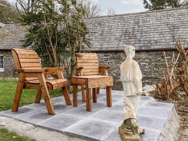 DOWNROW BARN, pet friendly, character holiday cottage in Tintagel