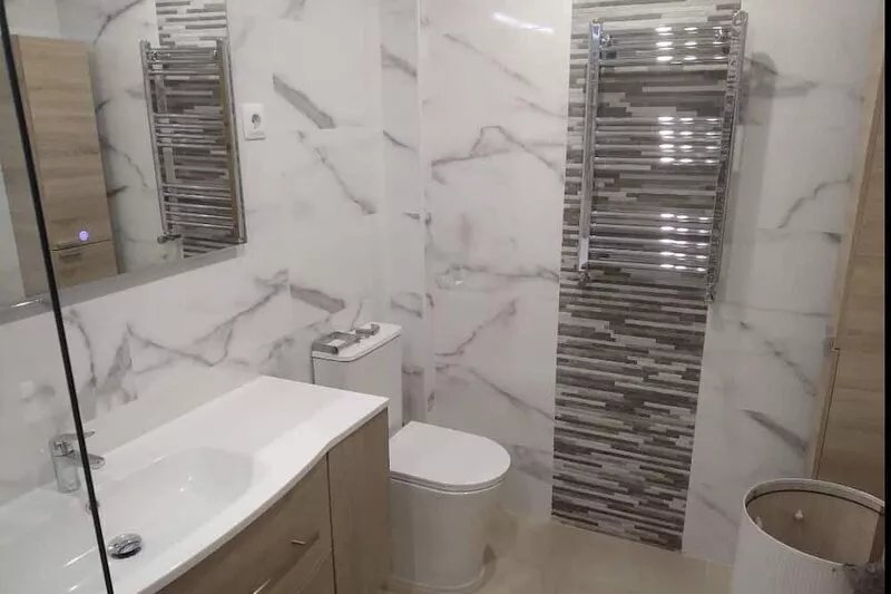 2 bedroom Penthouse apartment overlooking  pool, lake and golf course.