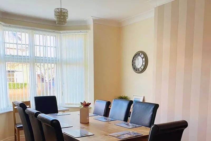 Large House in Scarborough near the beach, Large Garden & 7 seat Hot Tub