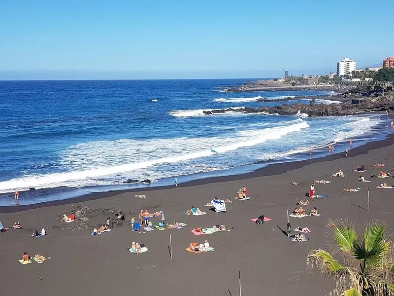 NEAR BEACH. 90 METER. 2 DOUBLE ROOMS. KITCHEN GREAT TERRACE SEA VIEWS