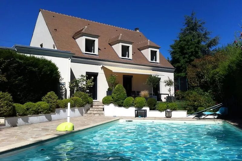 House garden pool near Paris and Versailles