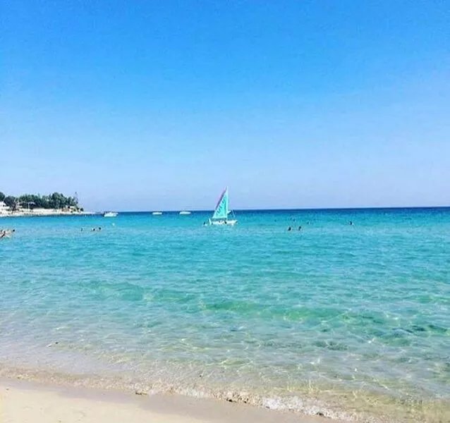 Beach house/villa in Fontane Bianche, Syracuse, directly by the sea with