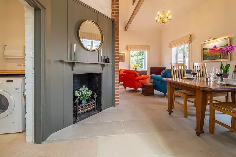 Holt Coach House - sleeps 4 guests  in 2 bedrooms
