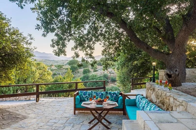 Absolut Privacy in this chalet style villa, private pool, BBQ area, shaded Patio