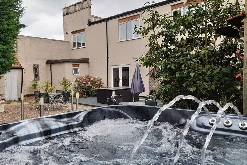 Large Family Cottage With Hot Tub, Ideally Located For Activities. Pet Friendly.
