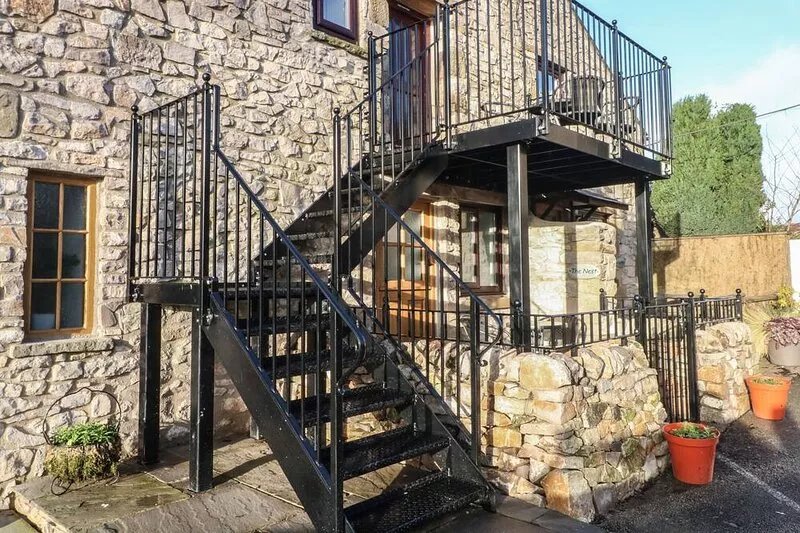 THE LOFT, pet friendly, character holiday cottage in Buxton