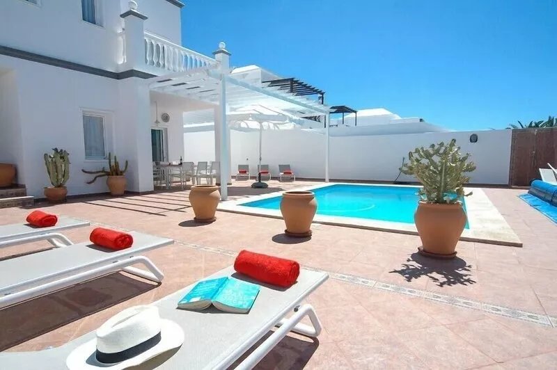 Splendid Costa Teguise Villa | 4 Bedrooms | Casa Angelica | Walking Distance to