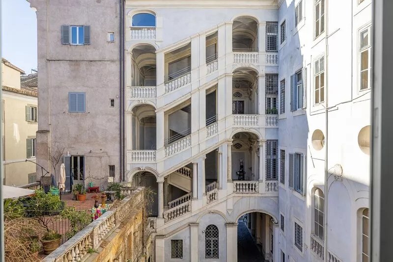 Large apartment view of Campo Dei Fiori total up to 9/11 people