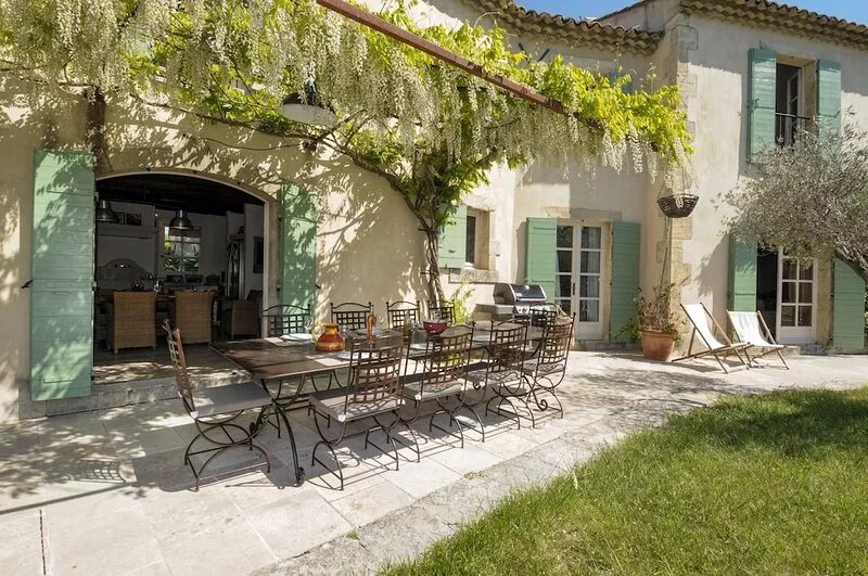 Offers an ideal holiday set in the peaceful countryside of St Remy de Provence