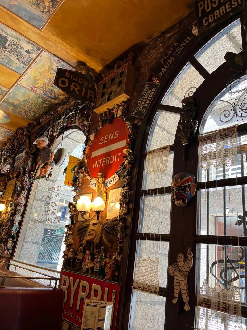 Le Cafe Du Coin D'en Bas De La Rue Du Bout De La Ville D'en Face Du Port 35