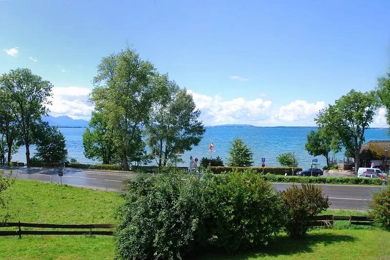 145 m² directly on the "Bavarian Sea" with spectacular lake and mountain views