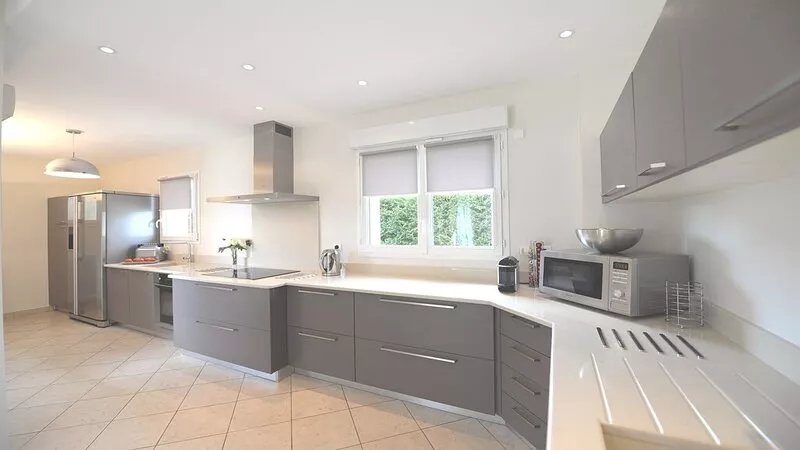 Standing VILLA 800 m from the sea, air-conditioned with heated swimming pool