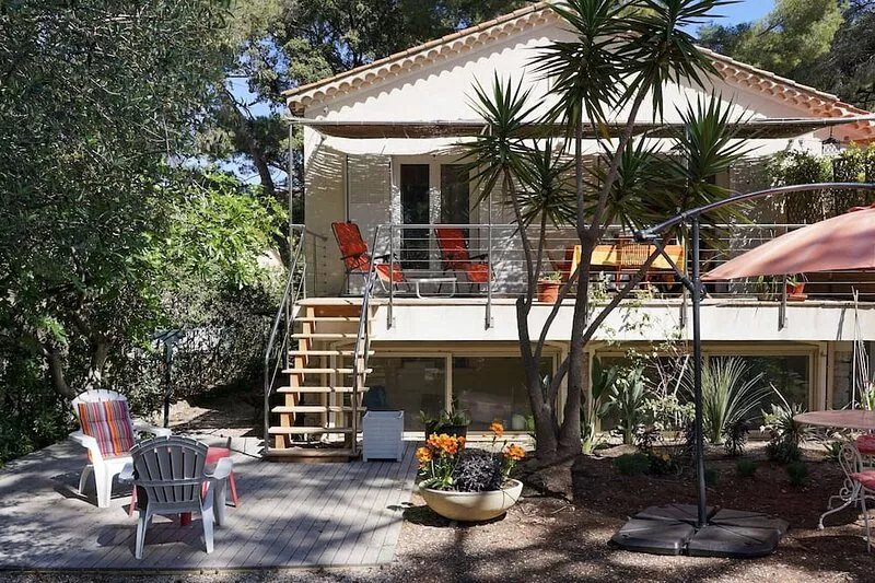 Maisonette in villa under the pine forest: the Pesquiers beach on foot ...