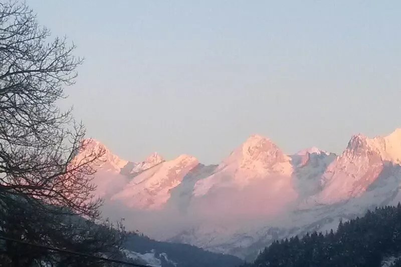 Spacious & bright flat in a chalet opposite the aravis mountain, south oriented