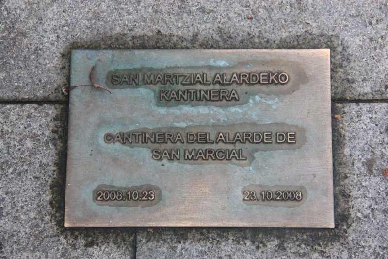 Escultura De Una Cantinera Del Alarde