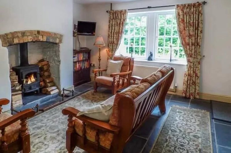 3 GLANRAFON, family friendly, character holiday cottage in Llanwddyn