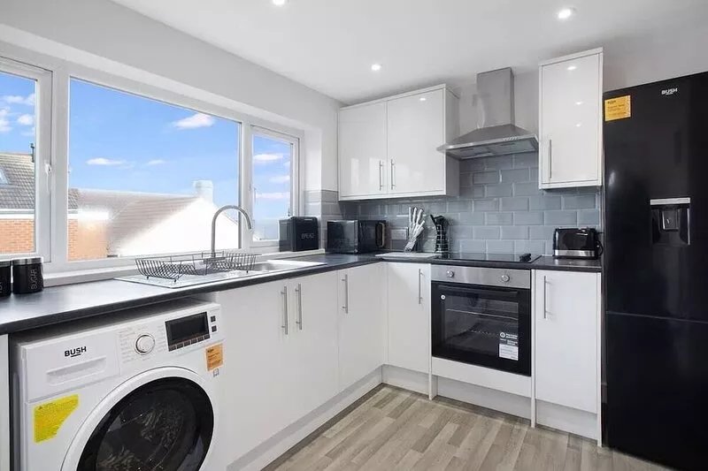 Spacious Living Room & Modern Comforts, Sleeps 4