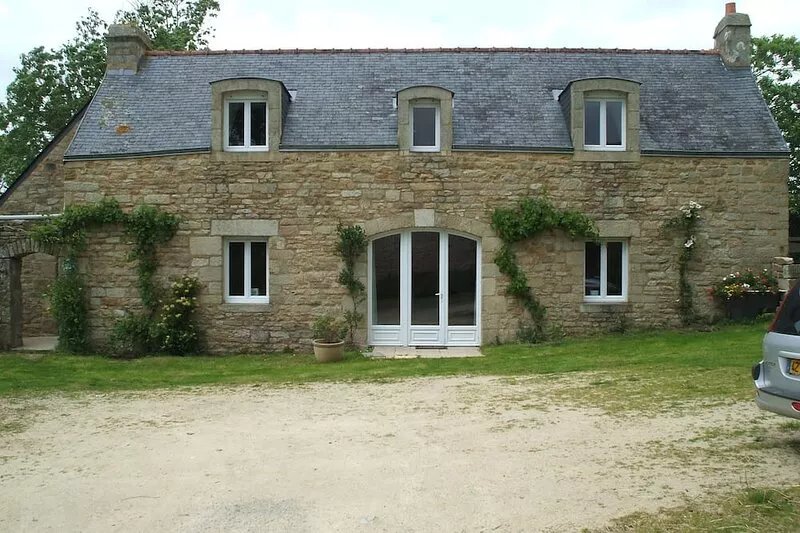 Spacious farmhouse ,wheelchair accessible , close to stunning beaches .