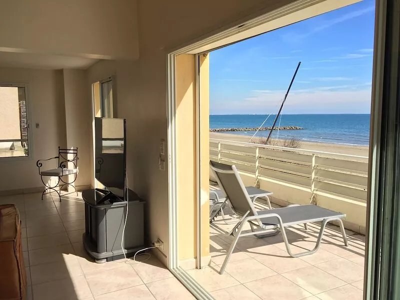 Magnificent 180 m2 duplex + terraces frontline sea, upscale
