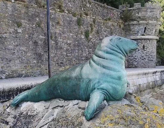 Nelson the seal statue