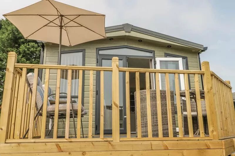 THE SEQUOIA, family friendly, with hot tub in Cloughton