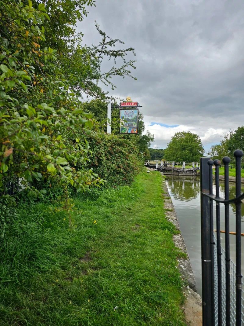 Grove Lock Marina Caravan Park