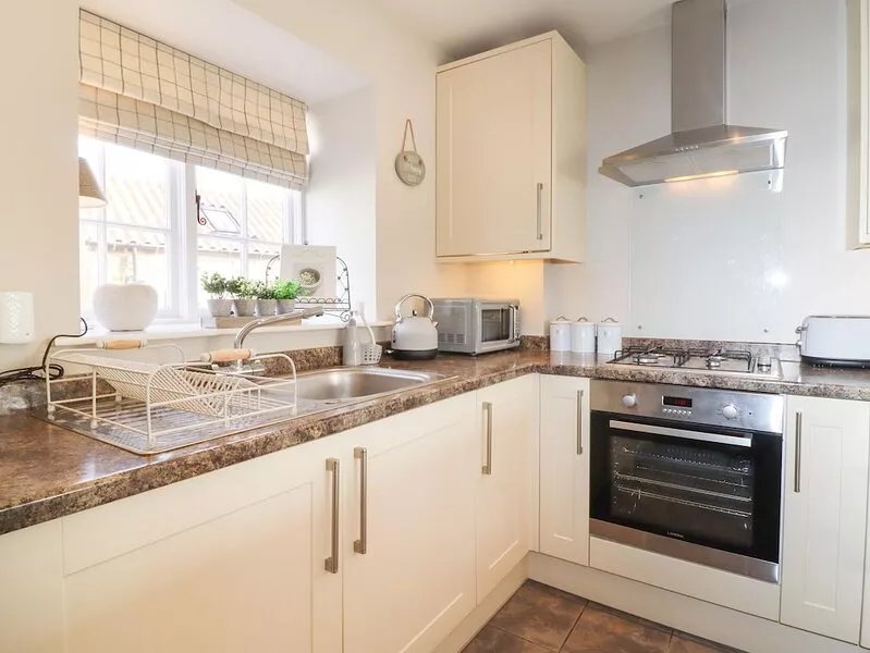 FOXY COTTAGE, family friendly, with a garden in Ripley