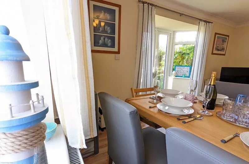 Hope House is a modern 3 bedroom town house located in the town of East Cowes.