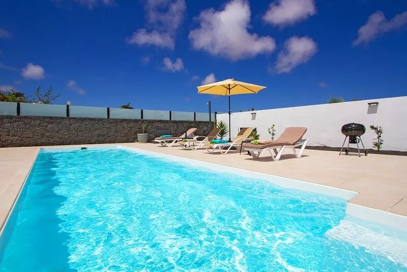 Luxurious modern villa, close to the beach, private heated pool