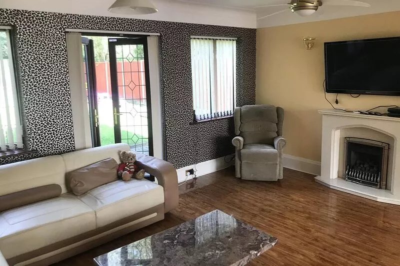 Beautiful Mansion Private Gated Rd FREE SAUNA* Sleeps 15-23 guests.PARKING