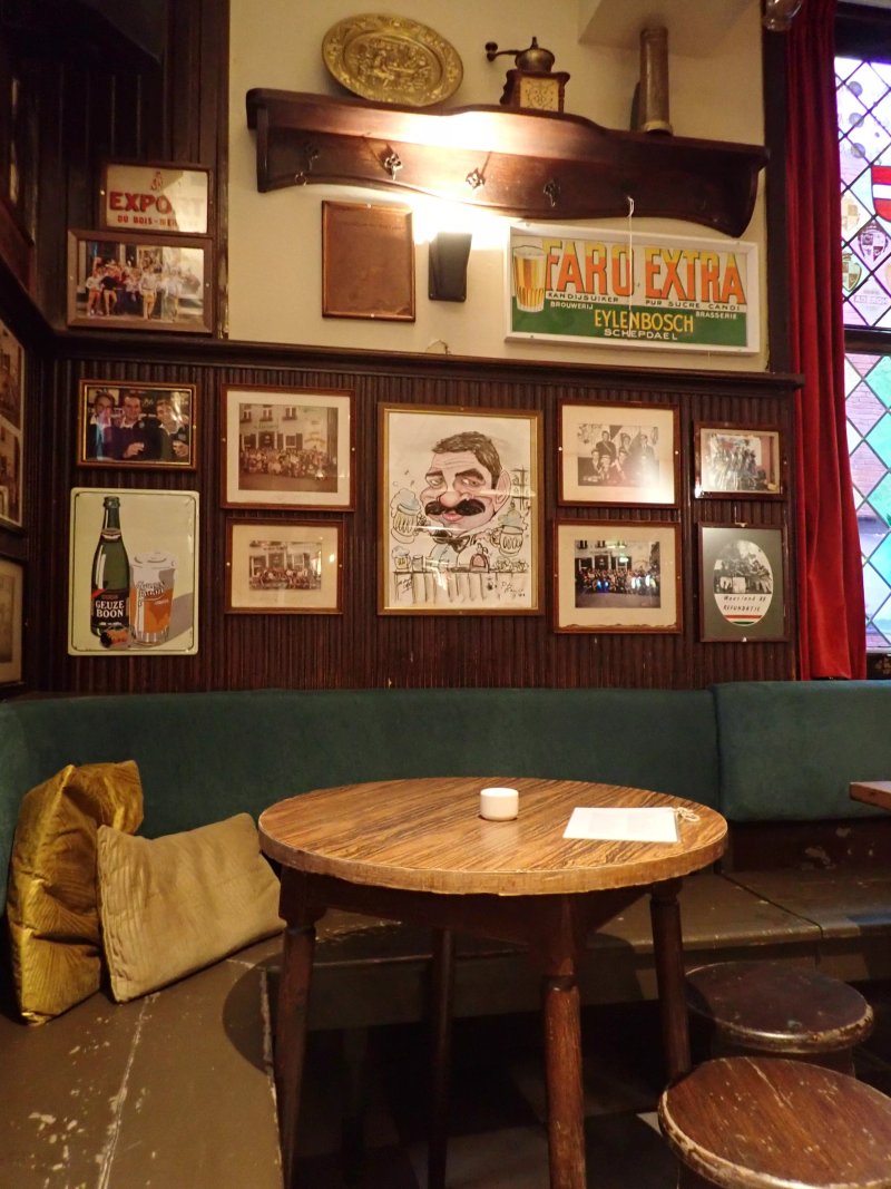 Cafe In Den Boule