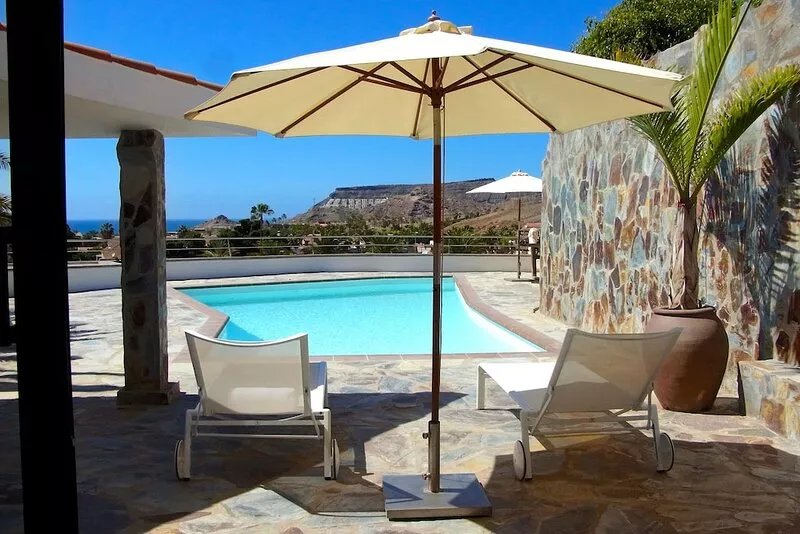 Detached, modern villa with heated pool and stunning sea views
